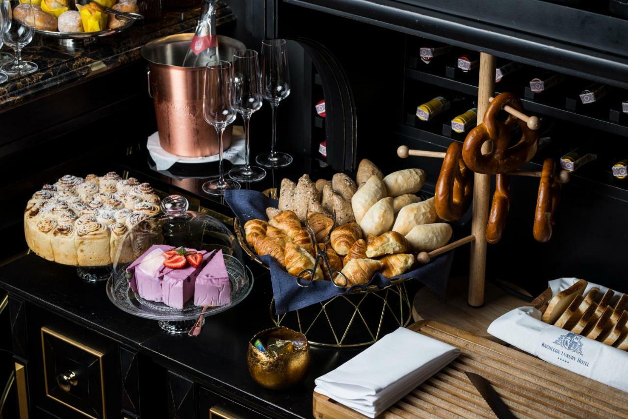 克拉科夫巴勒达豪华美憬阁酒店 外观 照片 A selection of German bread and pastries